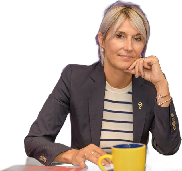 Renata Tupek-Sienicka z kubkiem przy biurku
